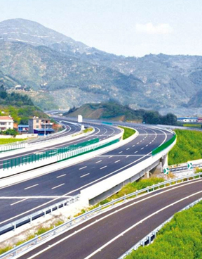 云南高速公路护栏工程安装完成