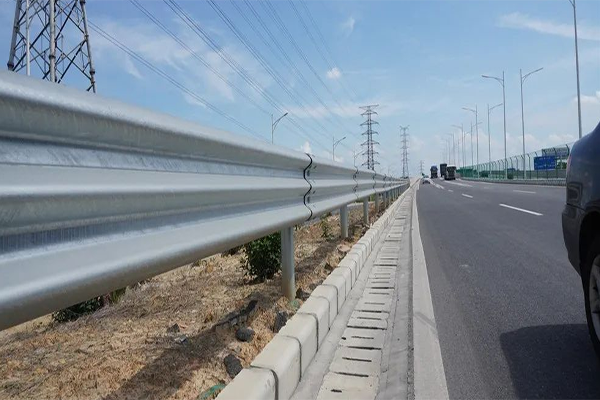 云南公路護欄廠家告訴你鄉村水泥道路兩側波形護欄板一般要求和標準