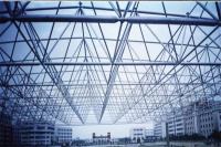 咨詢網架鋼結構生產廠家鋼結構與網架的區別(bie)影悄？