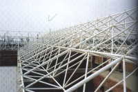 本地钢结构网架设计与施工中存在常见问题是什么？