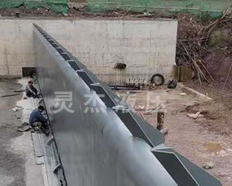 南京液壓鋼壩也叫底軸式閘門3.5米高28米寬寧波市奉化縣