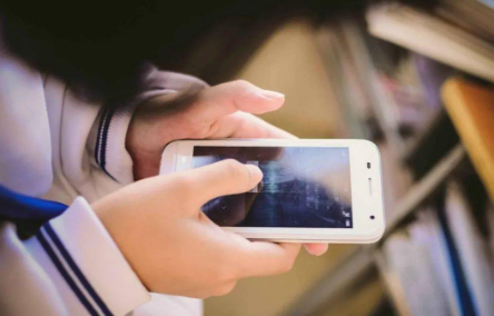 青岛西大技工学校提示您刷手机视频的危害