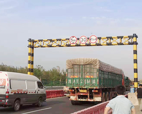 新疆交通限高标志杆