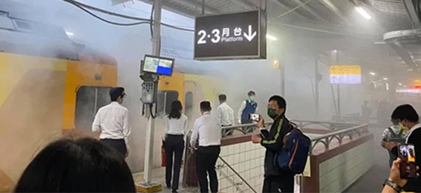 突發！臺鐵“自強號”列車起火冒濃煙，乘客受到驚嚇