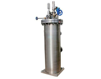 Cryogenic submersible pump