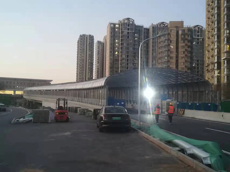 建筑钢构-北京丰台站声屏障安装