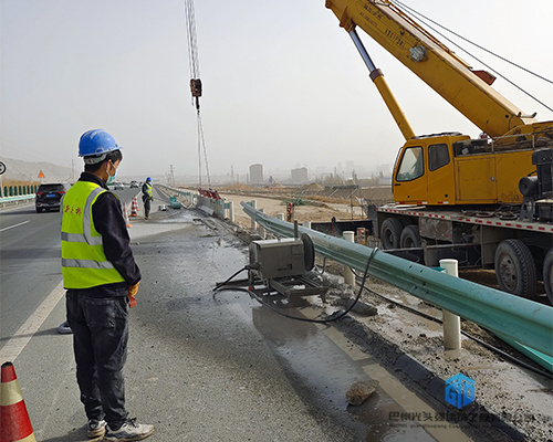 吐鲁番高速路防撞墙切割