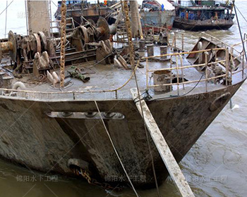 南通水域解體打撈1.6萬噸“柯蘭”輪