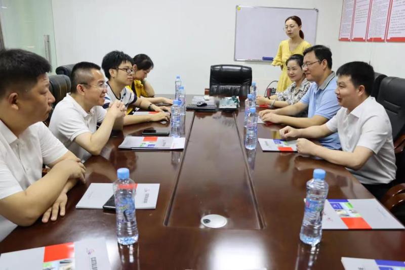 渝水区区委常委、组织部部长李文剑一行到江西清华指导调研