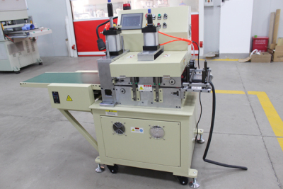 Special-shaped rubber cutting machine