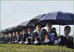 布置灵堂是葬礼中的一个重要环节大连殡葬用品