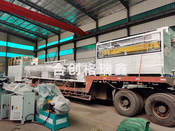 青岛合格创瑞鑫生产1500口径的异型中空壁设备发货河南