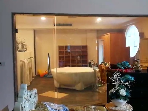 深圳观澜水晶山庄浴室安装调光玻璃项目