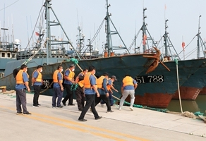 公司举行基地渔港第三季度防台风防落水应急演练