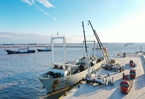 沙窩島中心漁港獲批對外開放資質后首次卸貨
