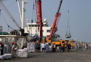 “魯榮遠漁運999”遠洋運輸船返港卸貨
