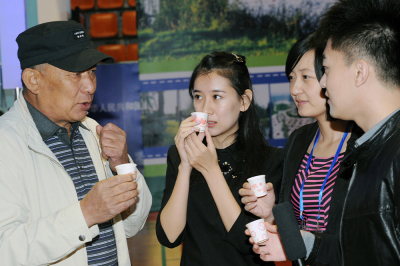 辽阳市名优商品展示会，媒体在品尝铧子白酒
