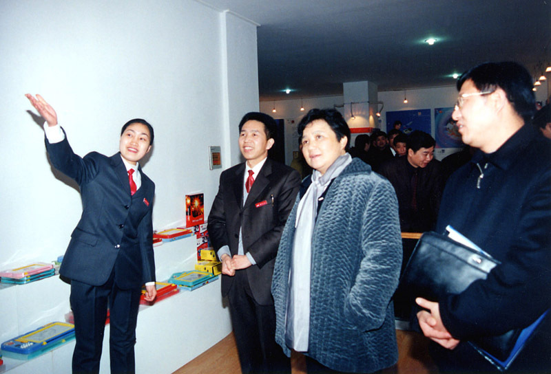 2003年2月，科技部副部长邓楠视察001集团