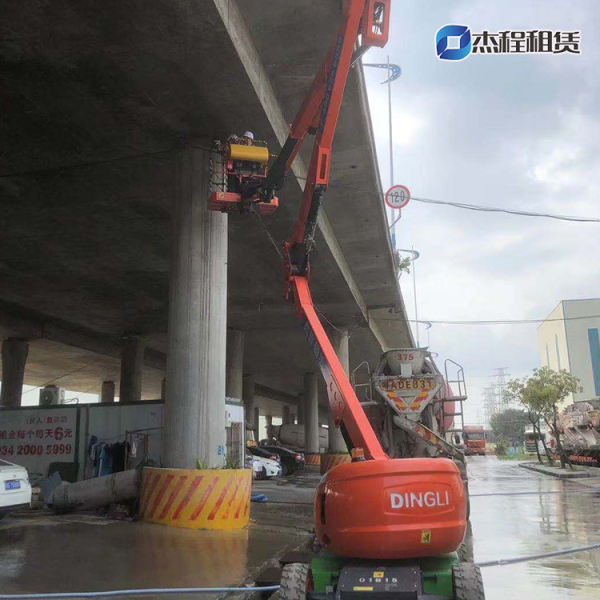 曲臂升降車出租應用于橋底翻新工程