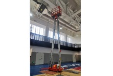 桅柱式高空作業平臺-學校體育場館內高空作業的理想選擇