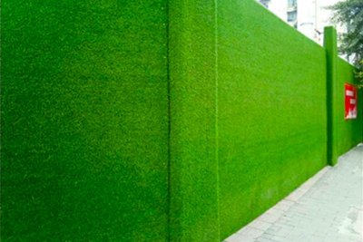 施工现场使用长春围挡草坪和人工草坪绿色植物文化墙有很大的好处。