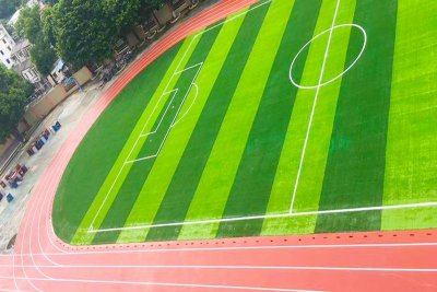 黑龙江今日围挡草坪公司带你了解人工草坪和天然草坪场地踢球的区别