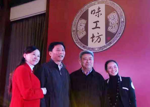 罗学艳和中国白酒协会王琦会长（左二）中国食品协会张胜明会长（左三）