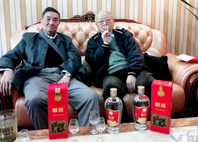 曾祖训高工（左一）胡永松教授（左二）