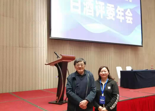 罗学艳和中国食品协会高景炎老师（左一）