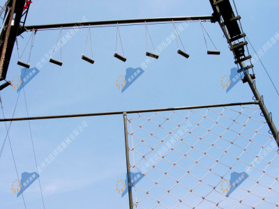 海南高空心理拓展器材-高空荡木桥+高空绳网