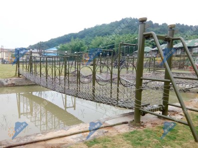 广东水上拓展器材-水上穿孔桥