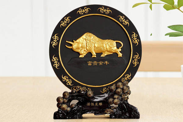 武汉“福牛”活性炭雕工艺品摆件