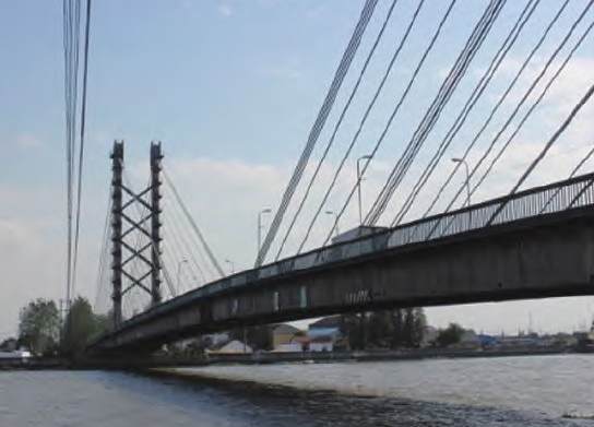 大跨径混凝土斜拉桥拆除吊装施工及安全控制要点研究