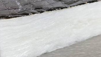 岩棉保温板与乌兰察布聚氨酯组合料的聚氨酯保温板性能对比
