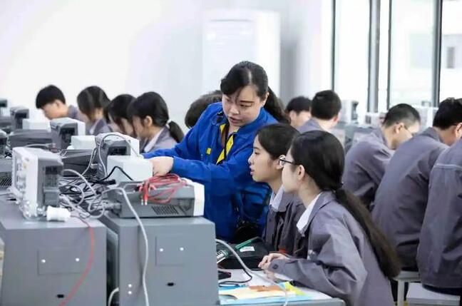 青岛西大技工学校计算机专业毕业照