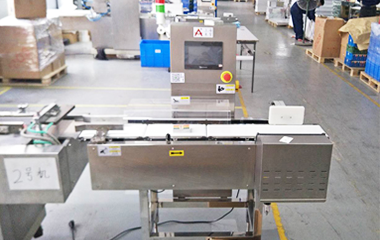 Are you still manually weighing and labeling? Try the automatic weighing and labeling machine!