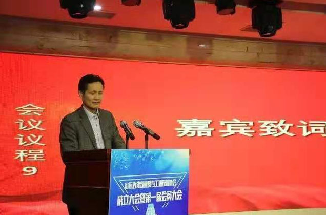 中国建筑玻璃与工业玻璃协会秘书长周志武在会上发表了讲话