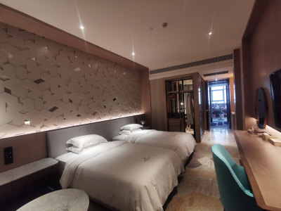 DeRUCCI Hotel model room