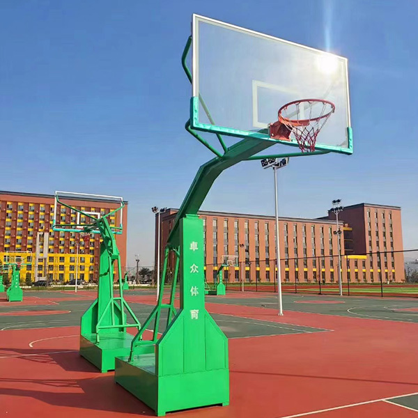 新疆学校操场篮球架