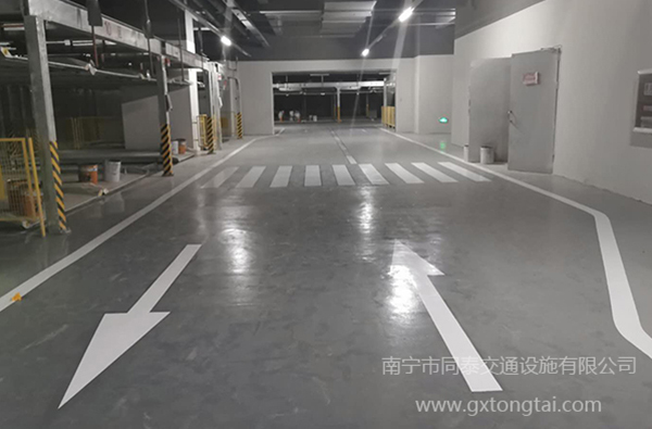 道路划线：地下停车场停车位划线的尺寸
