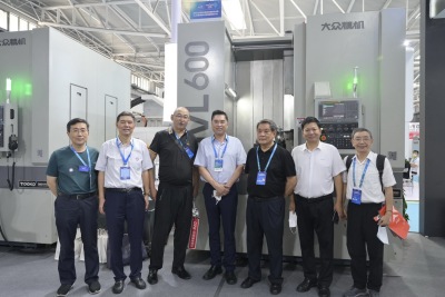 中国机床工具工业协会专家组宋文久一行莅临大众精机E1-A73展位指导