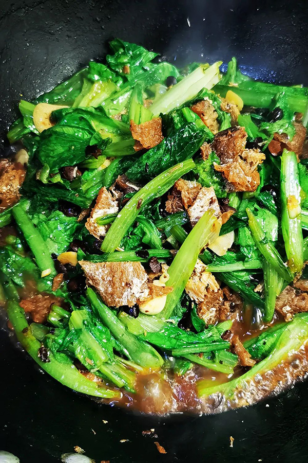 豆豉鲮鱼，是非常重要的广东家常食材。