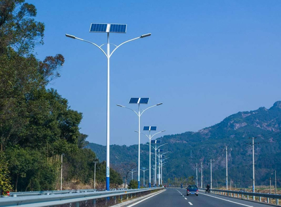 某公路太阳能路灯安装案例