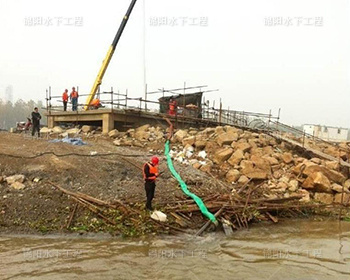 武汉每年80万吨乙烯引水管管道清淤