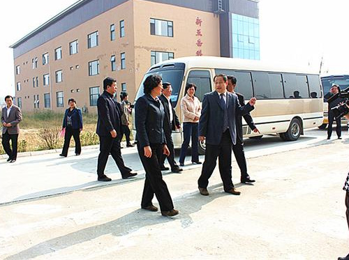 济阳县委、县政府四大领导班子成员到新五岳科技回河工业园厂区参观考察