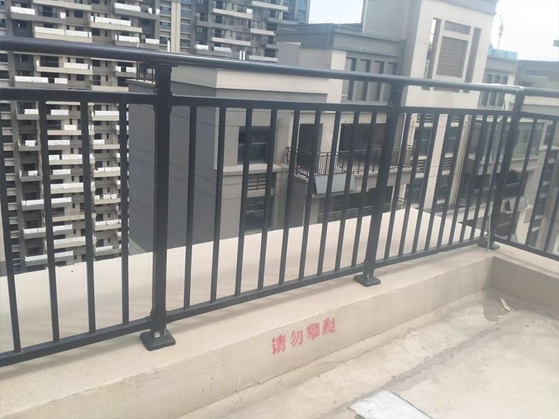 阳台防护栏安装