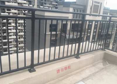 阳台防护栏安装