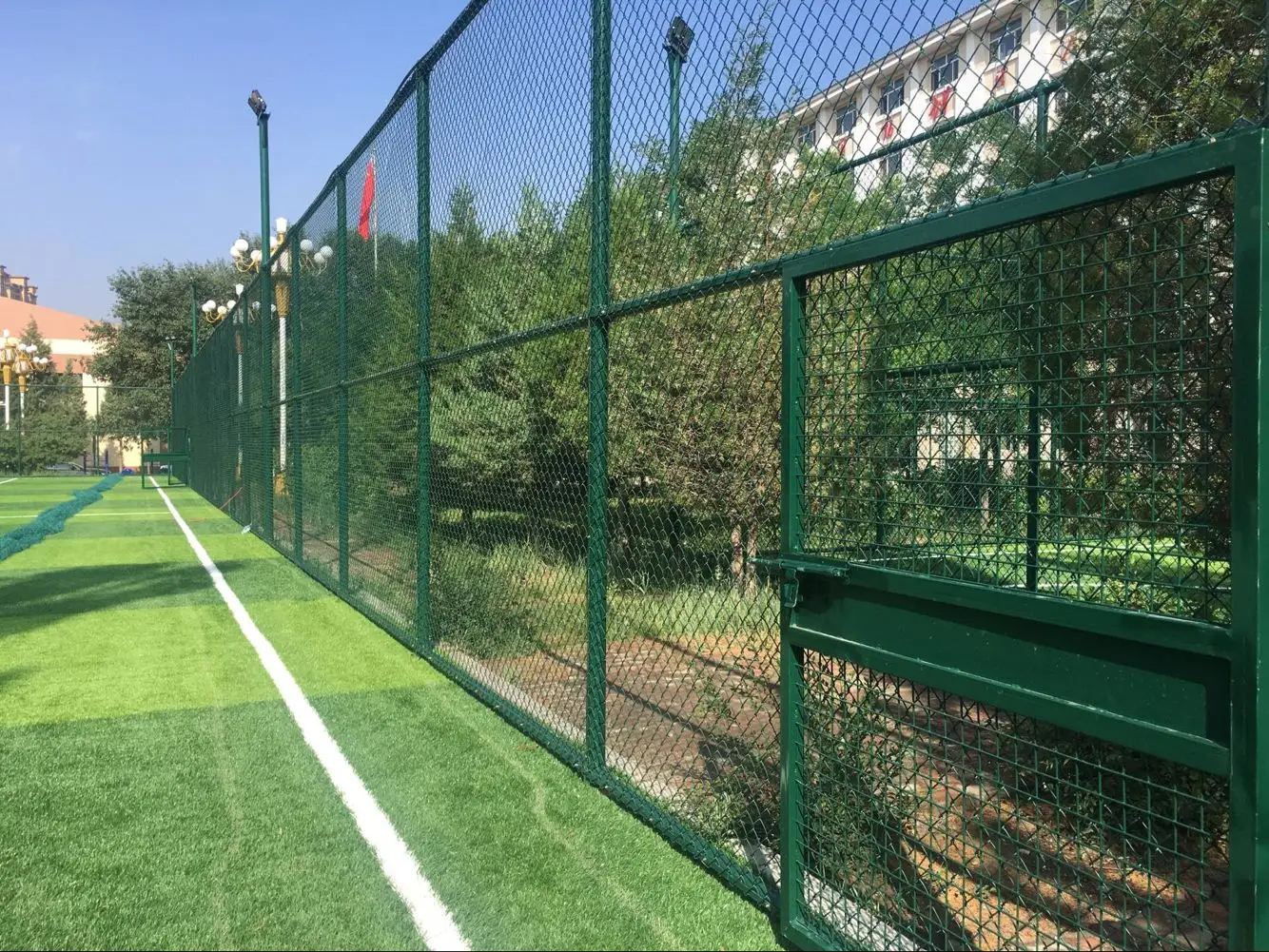 足球场护栏网球场围网安装案例