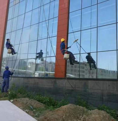惠州外墙清洗公司在清洗写字楼玻璃外墙时应注意什么？