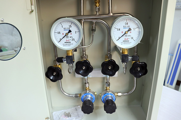 山东中心供氧系统设备如何进行加压的？